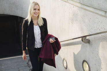 Blonde Geschäftsfrau beim Verlassen der U-Bahn-Station - AHSF01386