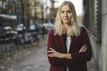 Porträt einer blonden Geschäftsfrau mit Blick in die Kamera - AHSF01393