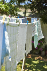 Wäsche trocknet auf einer Wäscheleine im Freien - VEGF00895