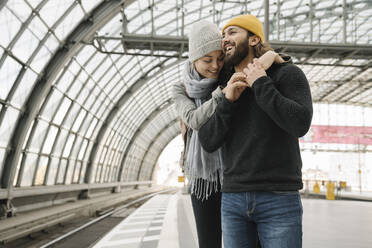 Glückliches junges Paar auf dem Bahnsteig, Berlin, Deutschland - AHSF01428