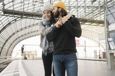 Glückliches junges Paar auf dem Bahnsteig, Berlin, Deutschland - AHSF01430