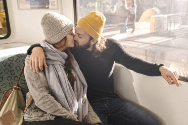 Junges Paar küsst sich in einer U-Bahn - AHSF01461
