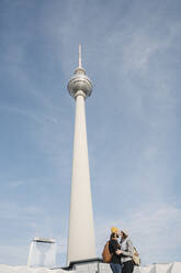 Junges Paar in Umarmung mit Fernsehturm im Hintergrund, Berlin, Deutschland - AHSF01462