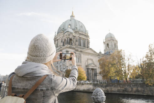 Junge Frau, die ein Smartphone-Foto vom Berliner Dom macht, Berlin, Deutschland - AHSF01473