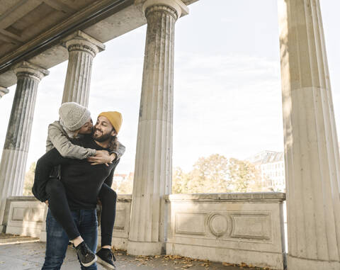 Glückliches junges Paar hat Spaß in einer Spielhalle in der Stadt, Berlin, Deutschland, lizenzfreies Stockfoto