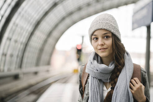 Porträt einer jungen Frau, die auf dem Bahnsteig wartet, Berlin, Deutschland - AHSF01485