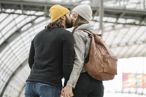 Junges Paar küsst sich auf dem Bahnsteig, Berlin, Deutschland - AHSF01490