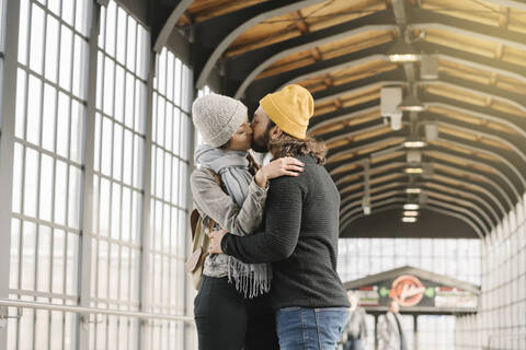 Junges Paar küsst sich in einer U-Bahn-Station, Berlin, Deutschland, lizenzfreies Stockfoto