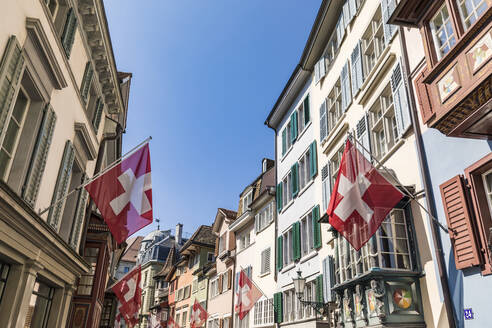 Schweiz, Kanton Zürich, Zürich, Schweizer Fahnen hängen über der historischen Augustinergasse - WDF05597