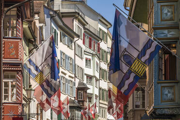 Schweiz, Kanton Zürich, Zürich, Schweizer Fahnen hängen über der historischen Augustinergasse - WDF05598