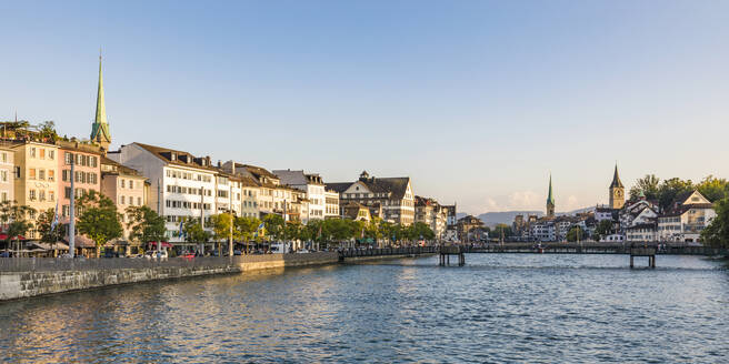 Schweiz, Kanton Zürich, Zürich, Panorama des Flusses Limmat und der Muhlestegbrücke - WDF05602
