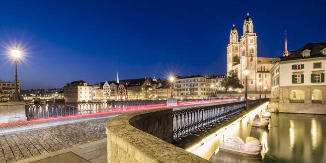 Schweiz, Kanton Zürich, Zürich, Lichtspuren auf beleuchteter Münsterbrücke bei Nacht - WDF05608