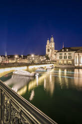 Schweiz, Kanton Zürich, Zürich, Lichtspuren unter der beleuchteten Münsterbrücke bei Nacht - WDF05609