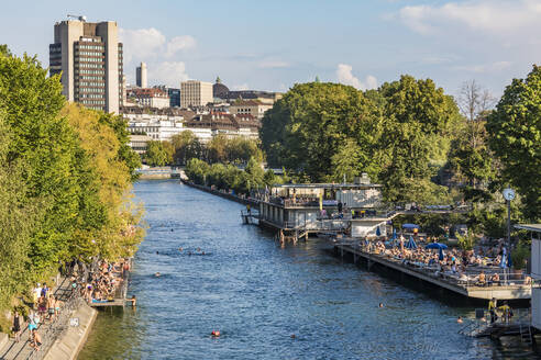 Schweiz, Kanton Zürich, Zürich, Menschen entspannen sich entlang der Limmat - WDF05610