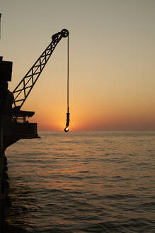 Kranich fängt die kleine Sonne auf dem Meer ein, Swakopmund, Namibia - VEGF00953