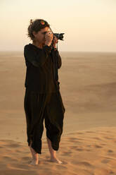 Frau beim Fotografieren in der Wüste, Düne 7, Walvis Bay, Namibia - VEGF00955