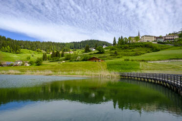 Italien, Trentino, Ruffre-Mendola, Kleiner ländlicher See im Mendelpass - LBF02808