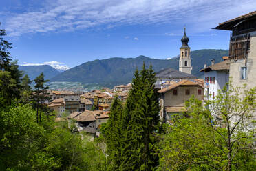 Italien, Trentino, Fondo, Stadt auf dem Land im Frühling mit Bergen im Hintergrund - LBF02810