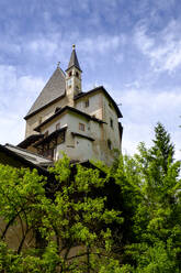 Italien, Trentino, Sanzeno, Tiefblick auf die Wallfahrtskirche von San Romedio - LBF02811