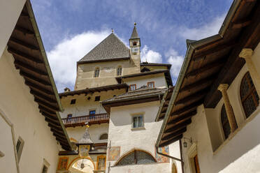 Italien, Trentino, Sanzeno, Tiefblick auf die Wallfahrtskirche von San Romedio - LBF02812