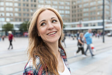 Porträt einer glücklichen Frau in der Stadt, Berlin, Deutschland - WPEF02296