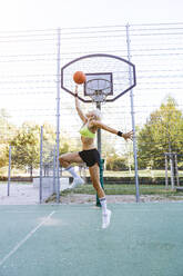 Blonde Frau spielt Basketball, Dunking - MADF01412