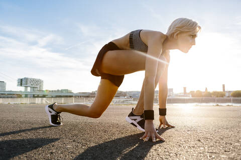 Blonde Frau beim Joggen in Köln, Deutschland, lizenzfreies Stockfoto