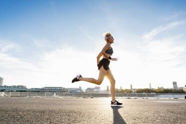 Blonde Frau beim Joggen in Köln, Deutschland - MADF01424
