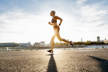 Blonde Frau beim Joggen in Köln, Deutschland - MADF01425