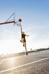 Blonde Frau spielt Basketball in Köln, Deutschland - MADF01428