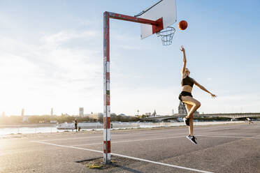 Blonde Frau spielt Basketball in Köln, Deutschland - MADF01429