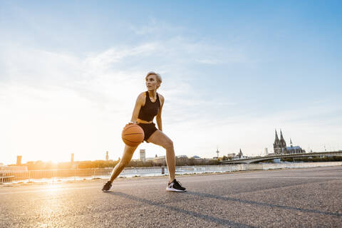Blonde Frau spielt Basketball in Köln, Deutschland, lizenzfreies Stockfoto