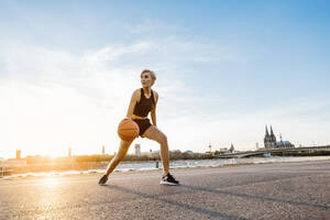 Blonde Frau spielt Basketball in Köln, Deutschland - MADF01434