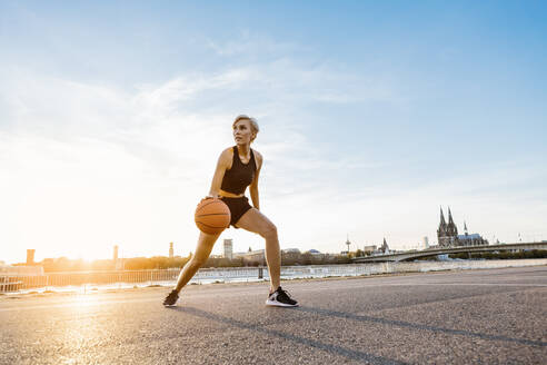 Blonde Frau spielt Basketball in Köln, Deutschland - MADF01434