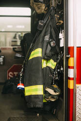 USA, New York, Feuerschutzanzug hängt in einem Feuerwehrauto - CJMF00182