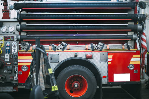 USA, New York, Feuerwehrschläuche auf Löschfahrzeug gesichert - CJMF00183