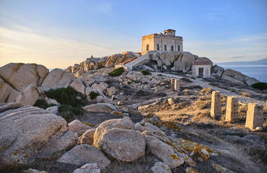 Italien, Provinz Sassari, Santa Teresa Gallura, Alter Leuchtturm am Kap Testa - MRF02295