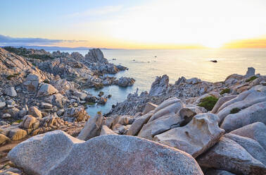 Italien, Provinz Sassari, Santa Teresa Gallura, Felsküste von Kap Testa bei Sonnenuntergang - MRF02296