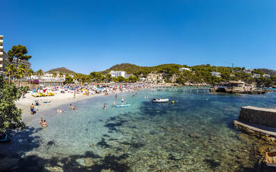 Spanien, Mallorca, Camp de Mar, Große Gruppe von Menschen, die sich am Küstenstrand im Sommer entspannen - AMF07548