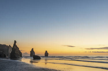 Neuseeland, New Plymouth District, Tongaporutu, Three Sisters Felsformation in der Abenddämmerung - FOF11243