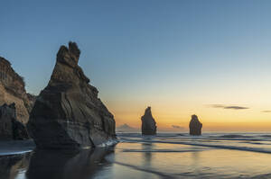 Neuseeland, New Plymouth District, Tongaporutu, Three Sisters Felsformation in der Abenddämmerung - FOF11244