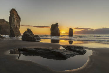 Neuseeland, New Plymouth District, Tongaporutu, Three Sisters Felsformation bei Sonnenuntergang - FOF11245