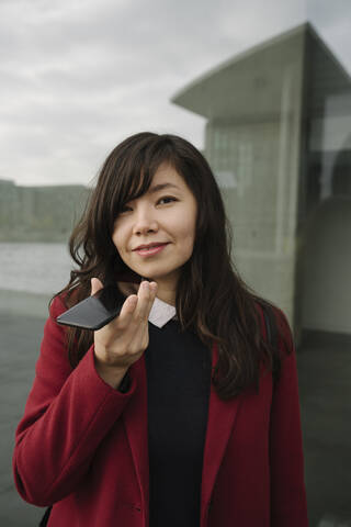 Porträt einer Geschäftsfrau mit Smartphone, lizenzfreies Stockfoto