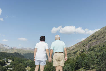 Rückenansicht eines älteren Paares, das Hand in Hand die Aussicht genießt, Jaca, Spanien - AHSF01557