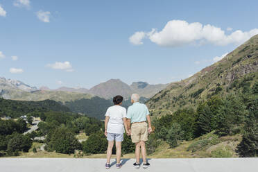 Rückenansicht eines älteren Paares, das Hand in Hand die Aussicht genießt, Jaca, Spanien - AHSF01558
