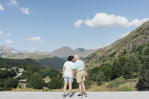 Rückenansicht eines küssenden älteren Paares, Jaca, Spanien, lizenzfreies Stockfoto