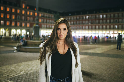 Porträt einer Frau auf der Plaza Mayor bei Nacht, Madrid, Spanien - KIJF02846