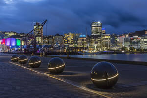 Neuseeland, Wellington, Lichtkugeln entlang des Hafens bei Nacht mit beleuchteter Stadtsilhouette im Hintergrund - FOF11262