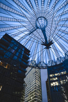 Blau beleuchtetes Glasdach des Sony Center, Berlin, Deutschland - AHSF01571