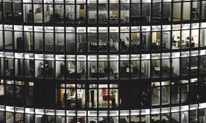 Modernes Bürogebäude bei Nacht, Potsdamer Platz, Berlin, Deutschland - AHSF01573